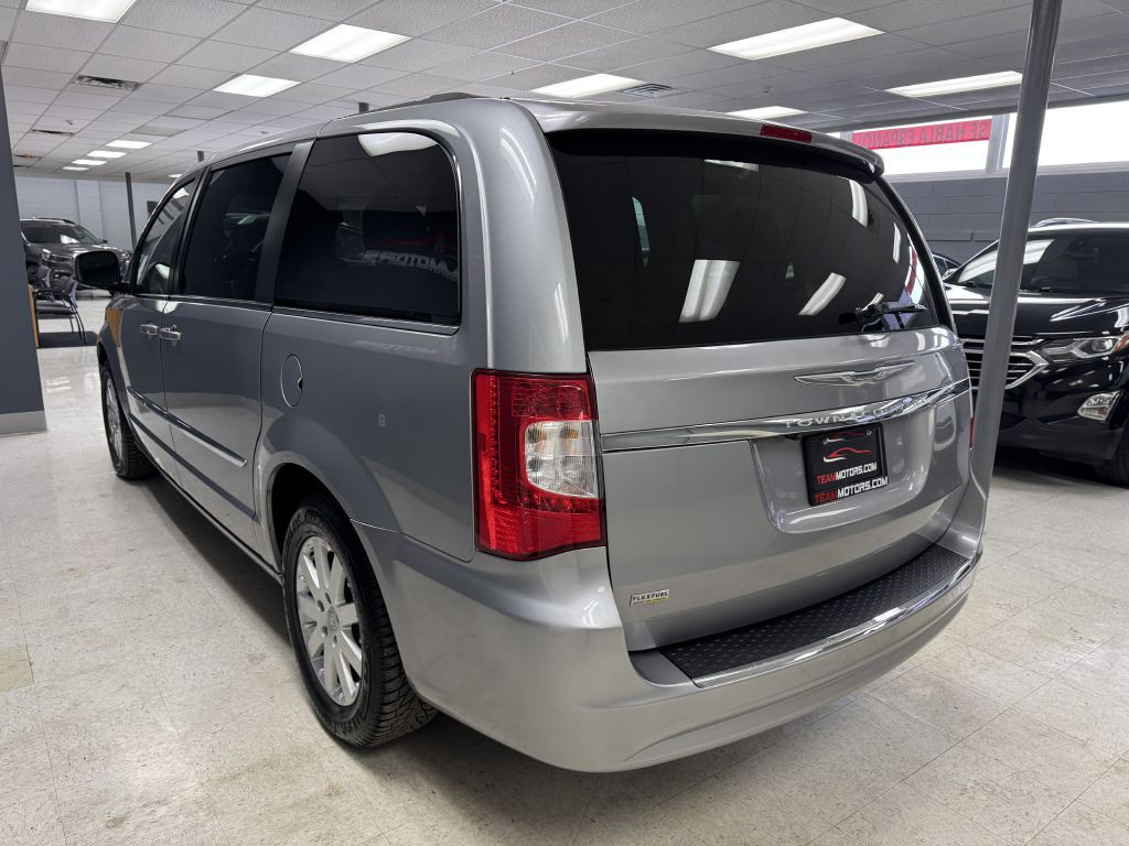 2015 Chrysler Town & Country Image 8