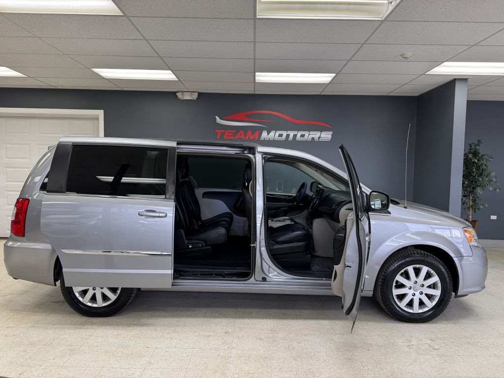 2015 Chrysler Town & Country Image 9