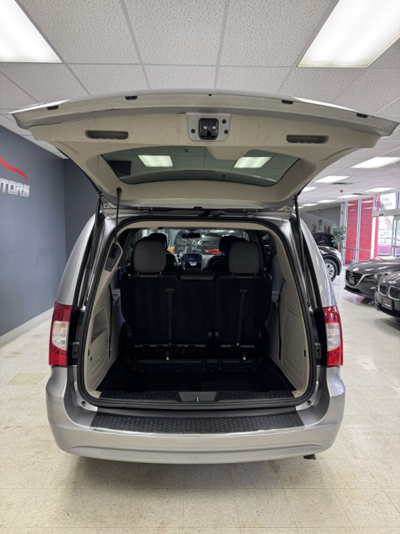 2015 Chrysler Town & Country Image 10