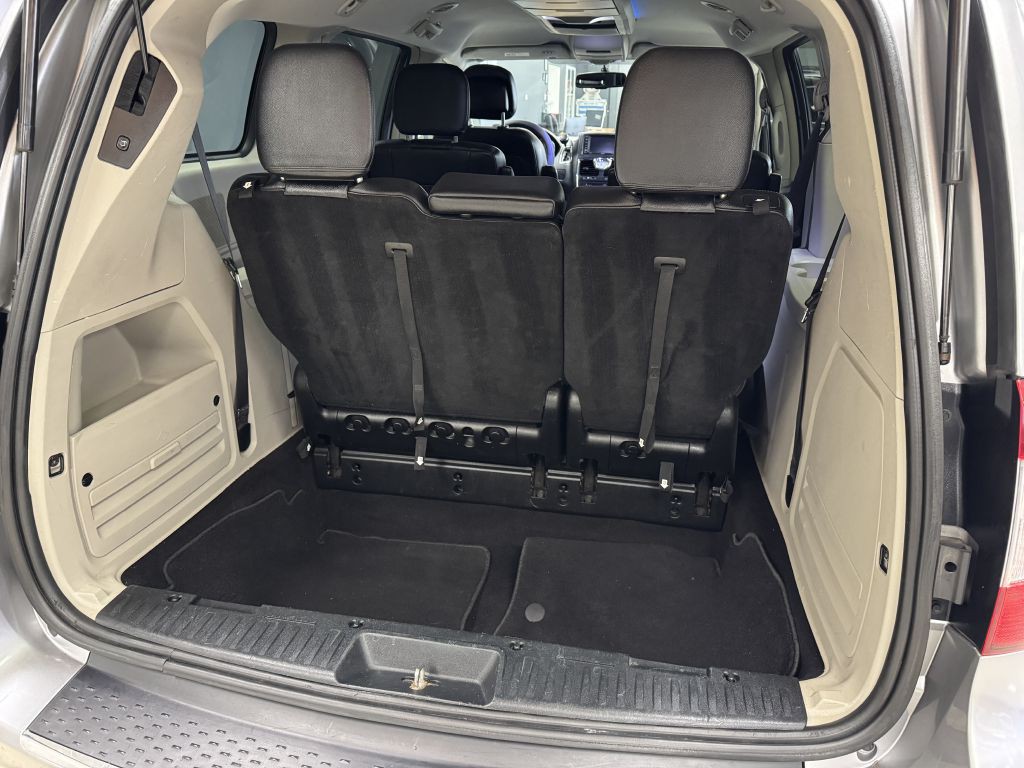 2015 Chrysler Town & Country Image 11