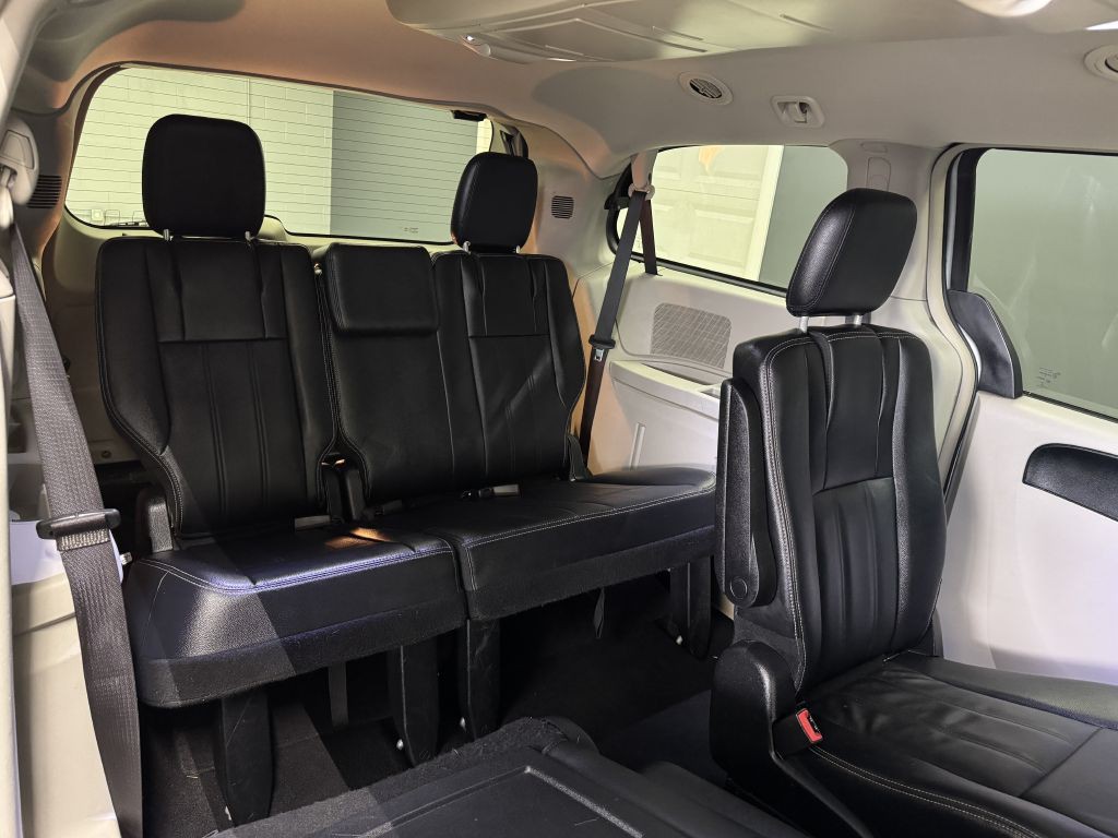 2015 Chrysler Town & Country Image 12