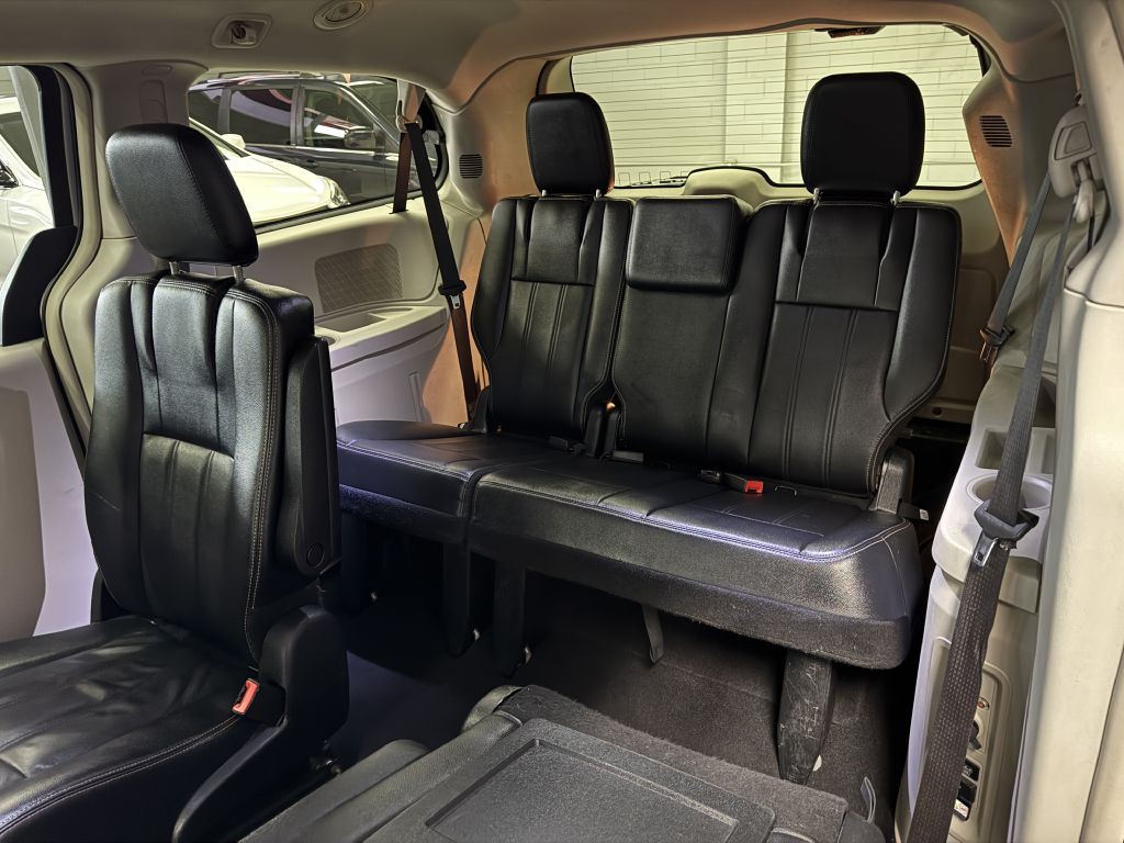 2015 Chrysler Town & Country Image 13