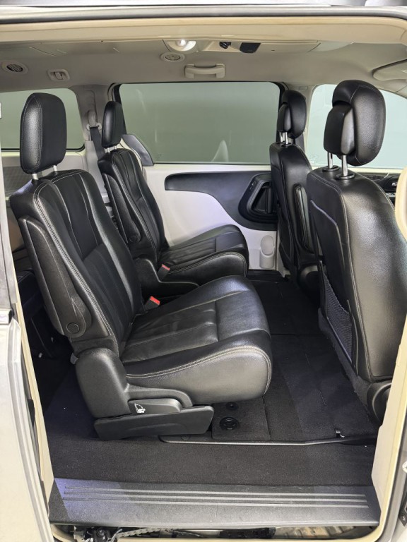 2015 Chrysler Town & Country Image 14