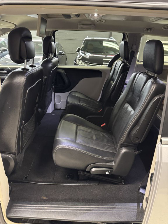 2015 Chrysler Town & Country Image 15