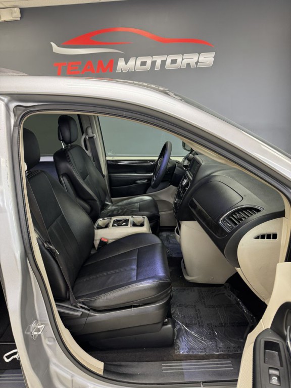 2015 Chrysler Town & Country Image 16