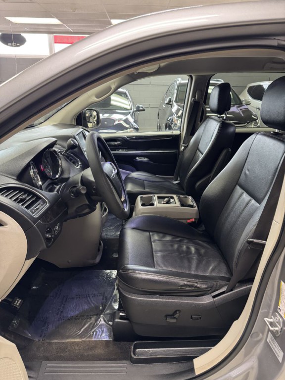 2015 Chrysler Town & Country Image 17