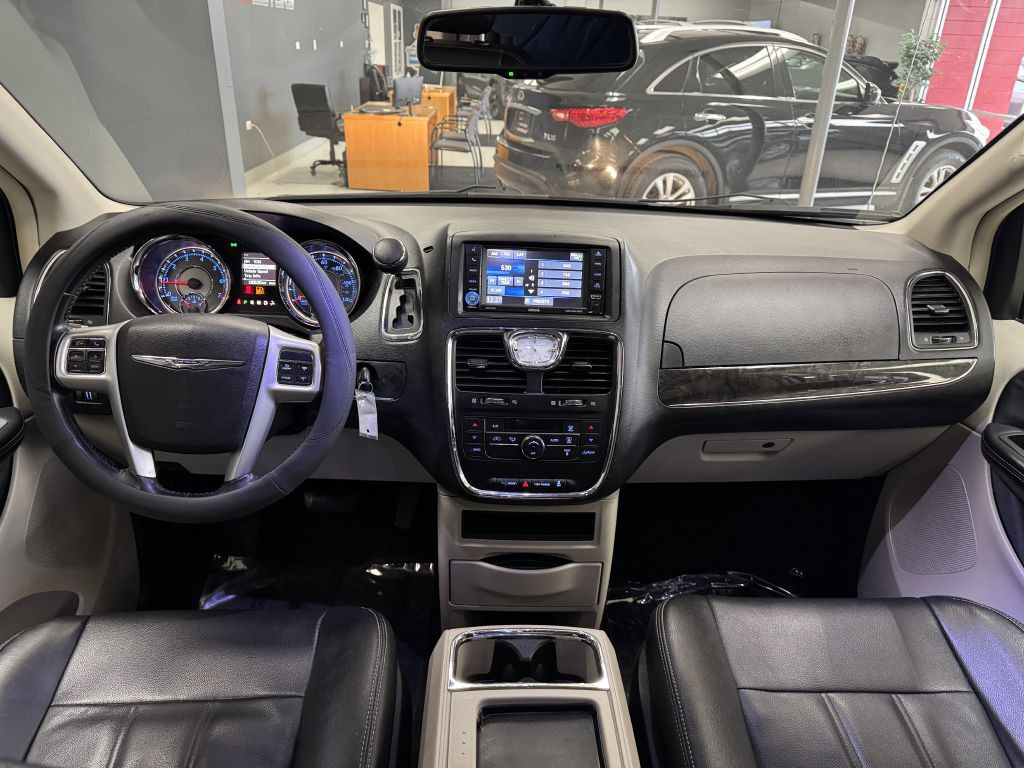 2015 Chrysler Town & Country Image 18