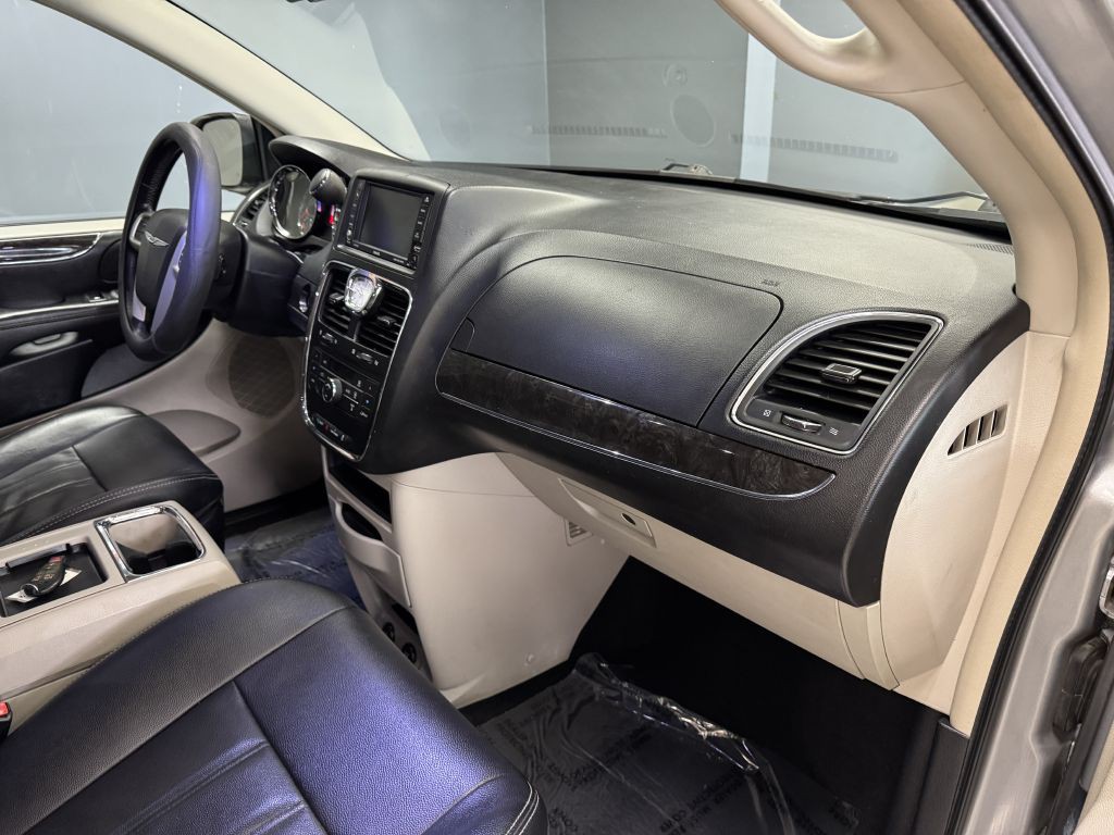 2015 Chrysler Town & Country Image 19