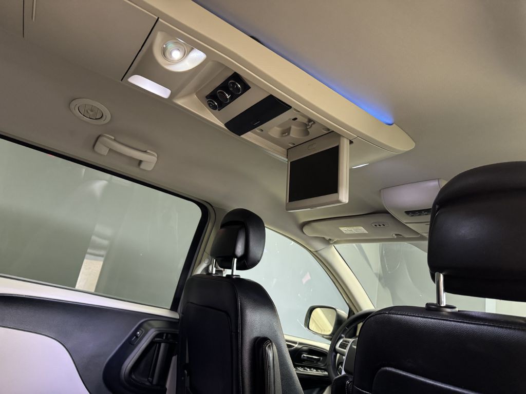 2015 Chrysler Town & Country Image 21