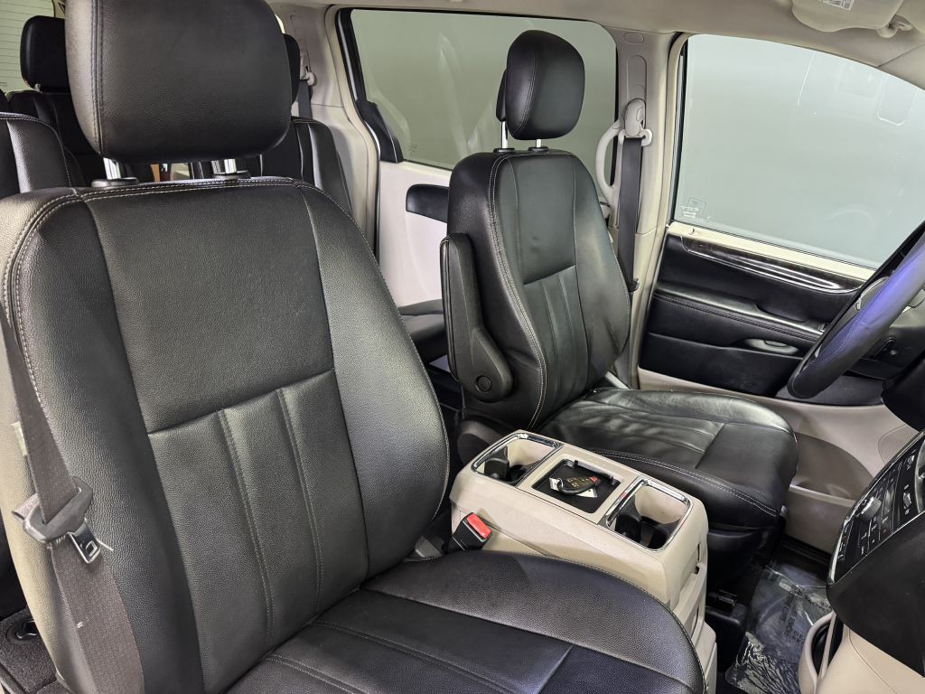 2015 Chrysler Town & Country Image 22