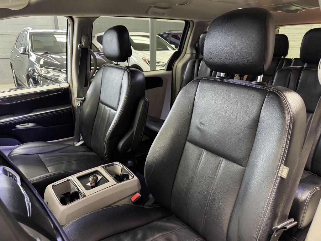 2015 Chrysler Town & Country Image 23