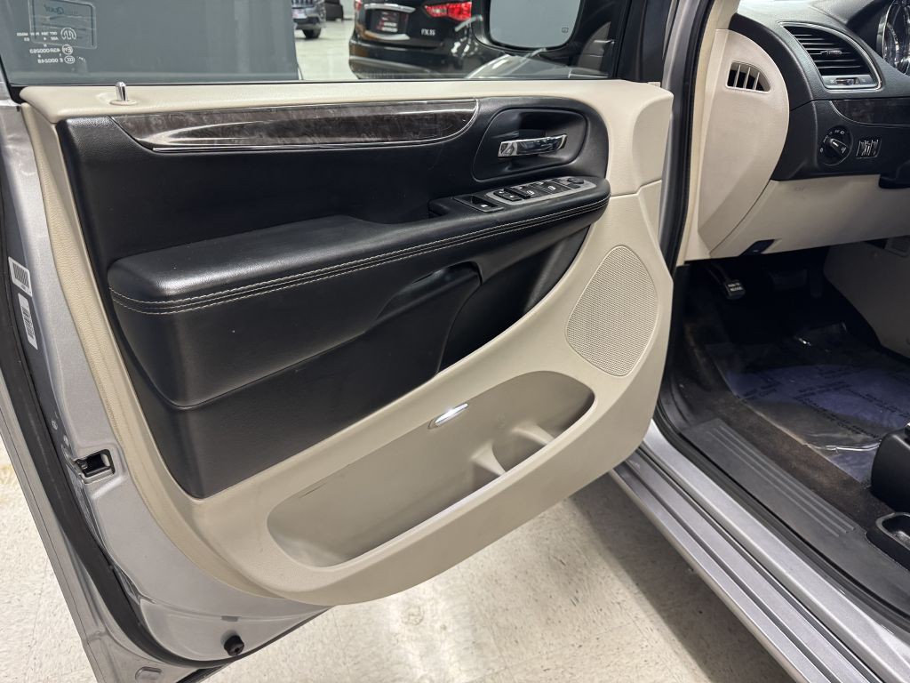 2015 Chrysler Town & Country Image 24