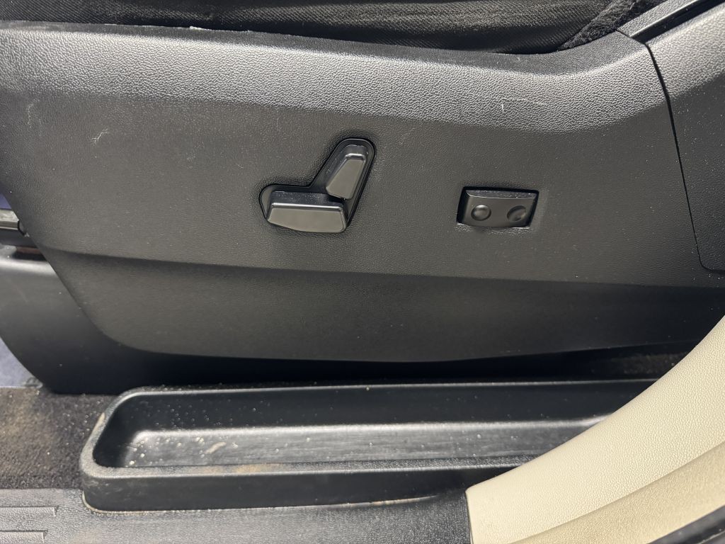 2015 Chrysler Town & Country Image 26