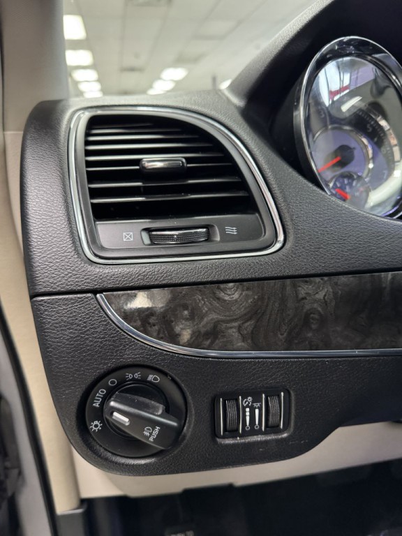 2015 Chrysler Town & Country Image 27