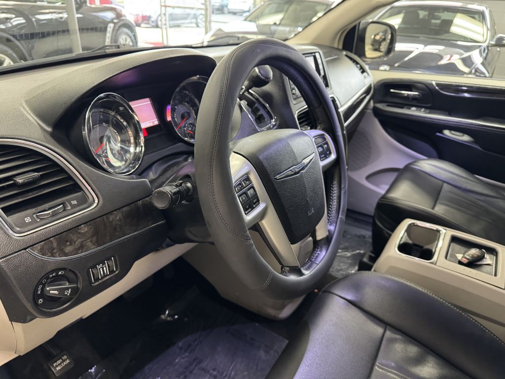 2015 Chrysler Town & Country Image 28