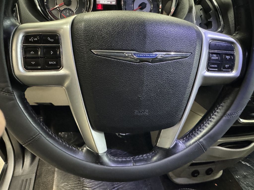 2015 Chrysler Town & Country Image 29