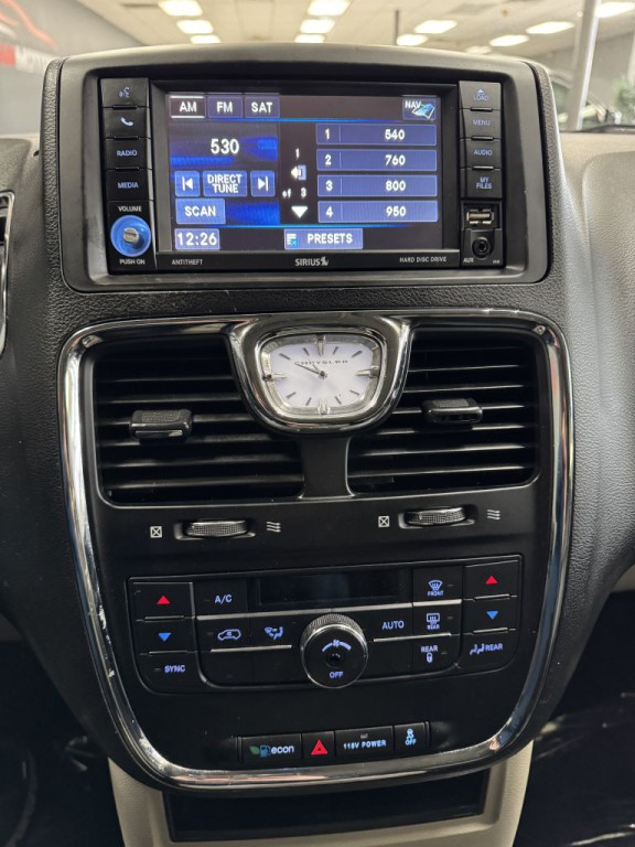 2015 Chrysler Town & Country Image 32