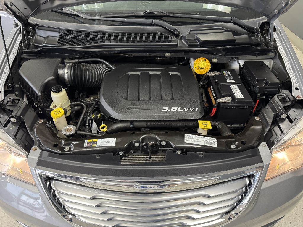 2015 Chrysler Town & Country Image 34