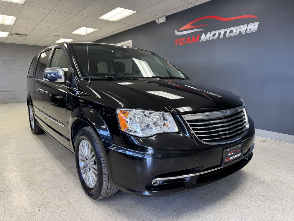 2016 Chrysler Town & Country Image 2