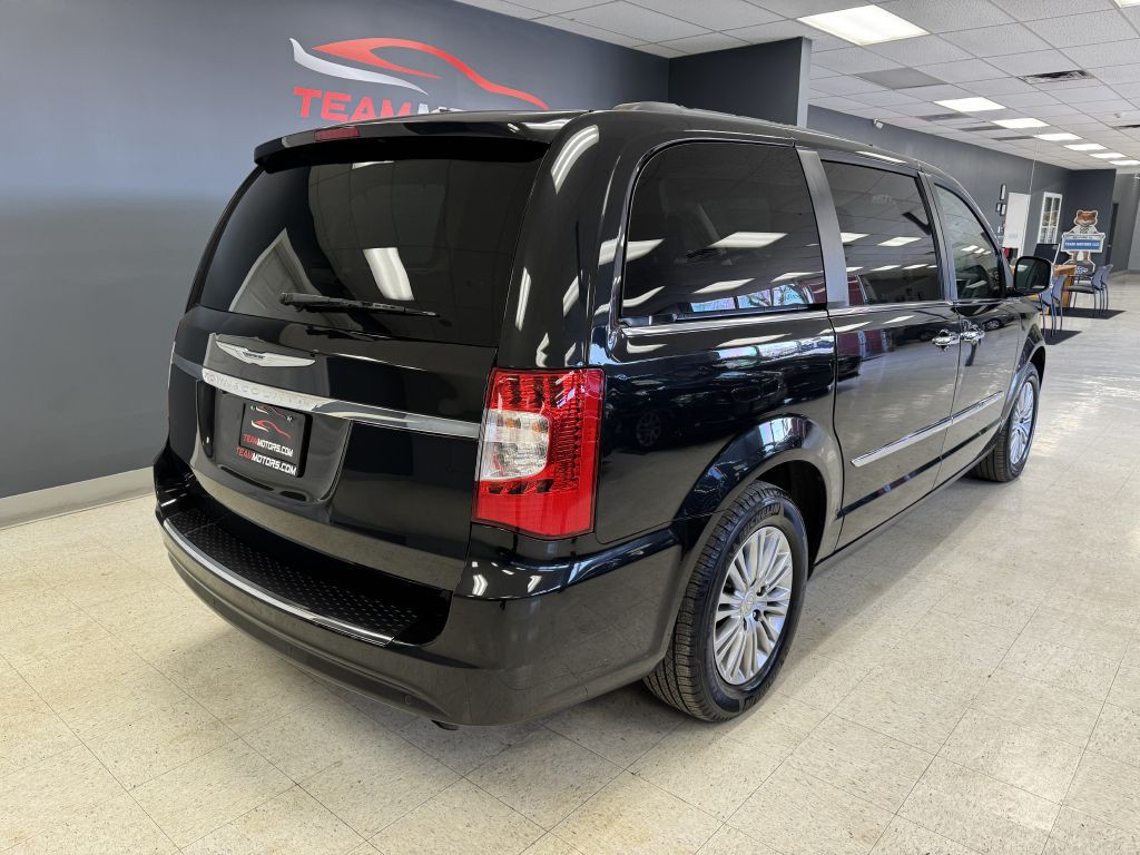 2016 Chrysler Town & Country Image 7