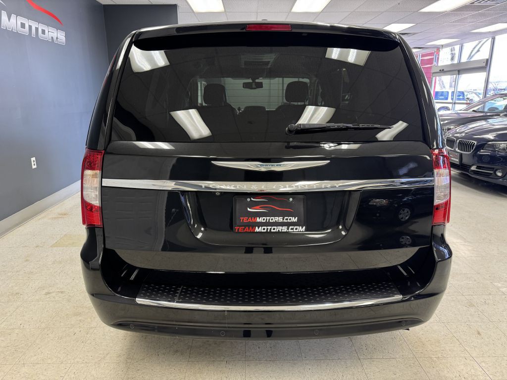 2016 Chrysler Town & Country Image 8