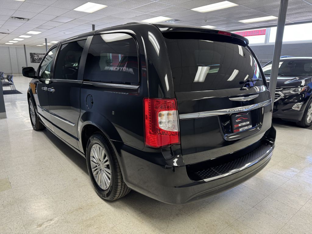 2016 Chrysler Town & Country Image 9