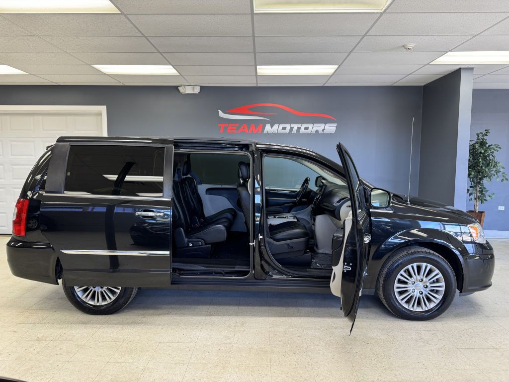 2016 Chrysler Town & Country Image 10