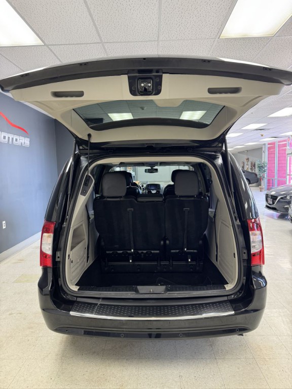 2016 Chrysler Town & Country Image 11