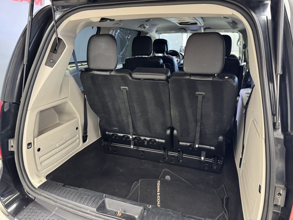 2016 Chrysler Town & Country Image 12