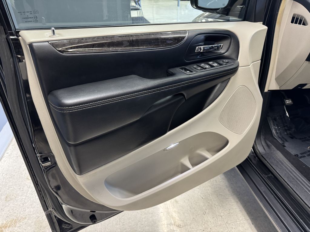 2016 Chrysler Town & Country Image 13