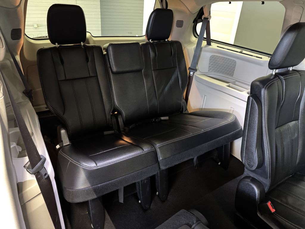 2016 Chrysler Town & Country Image 14
