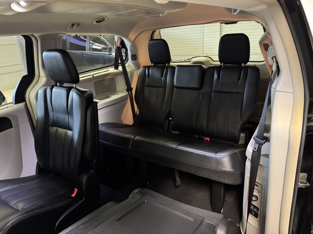 2016 Chrysler Town & Country Image 15