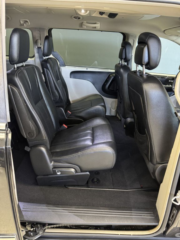 2016 Chrysler Town & Country Image 16
