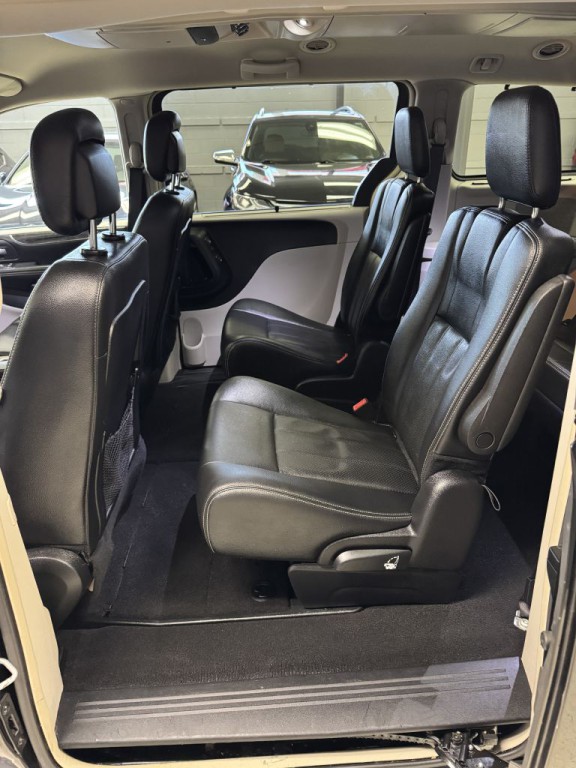 2016 Chrysler Town & Country Image 17