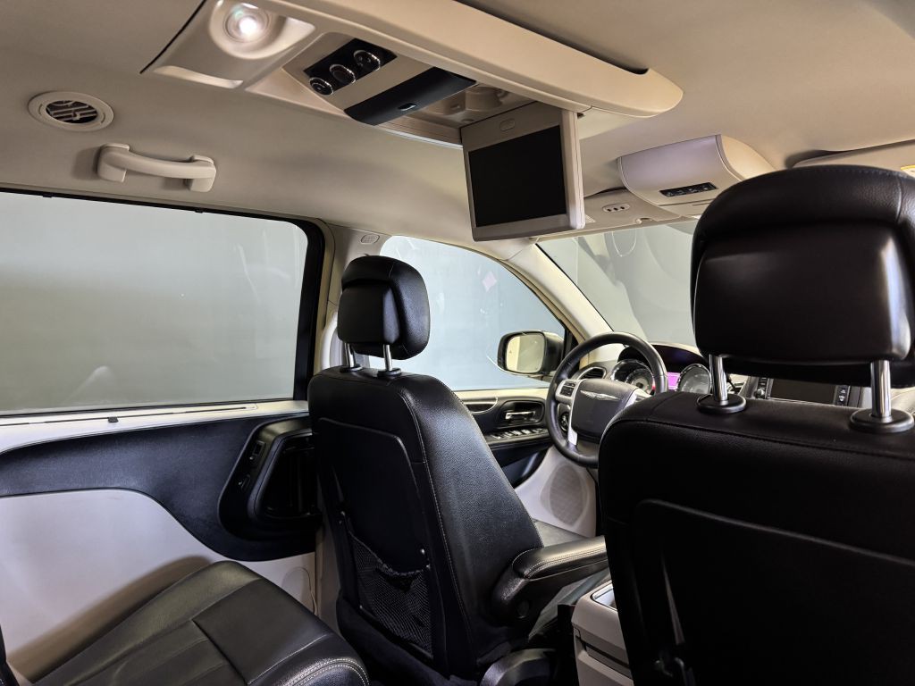2016 Chrysler Town & Country Image 18