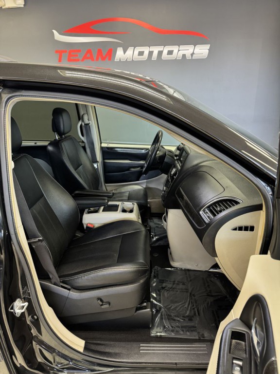 2016 Chrysler Town & Country Image 19