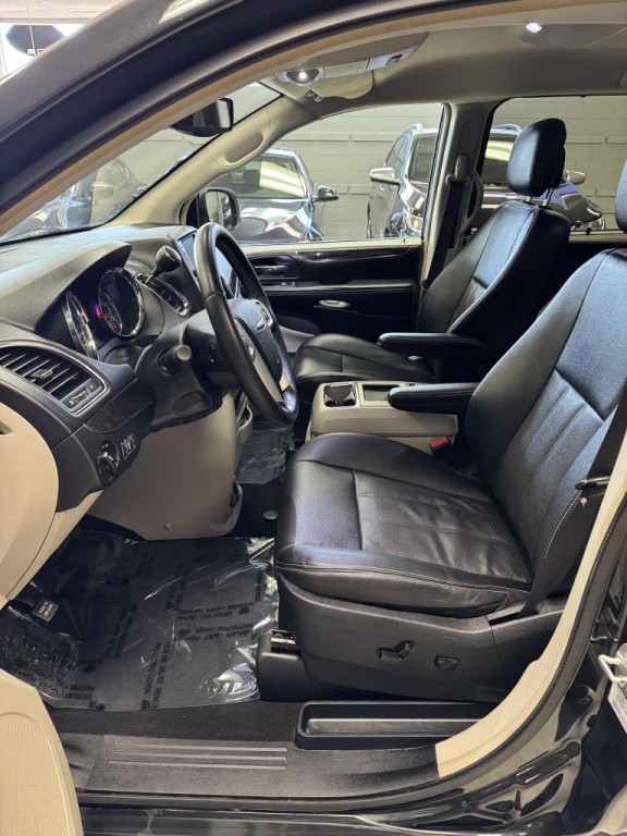 2016 Chrysler Town & Country Image 20