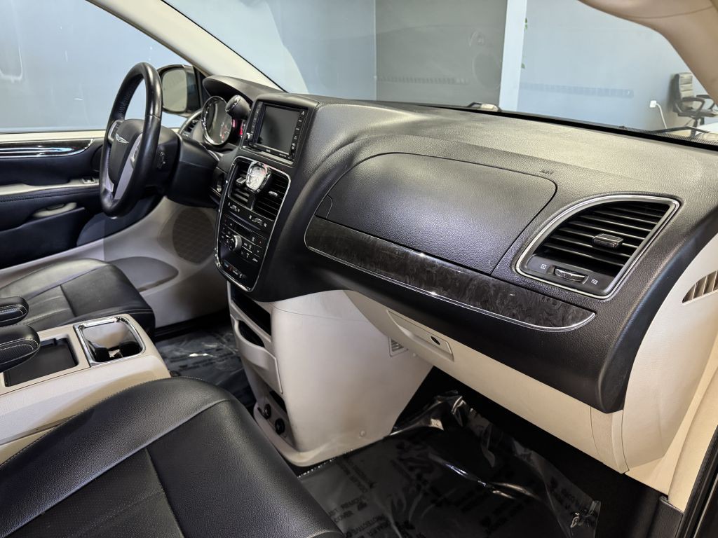 2016 Chrysler Town & Country Image 21
