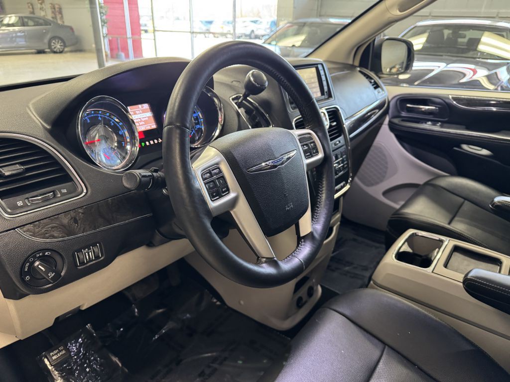 2016 Chrysler Town & Country Image 22