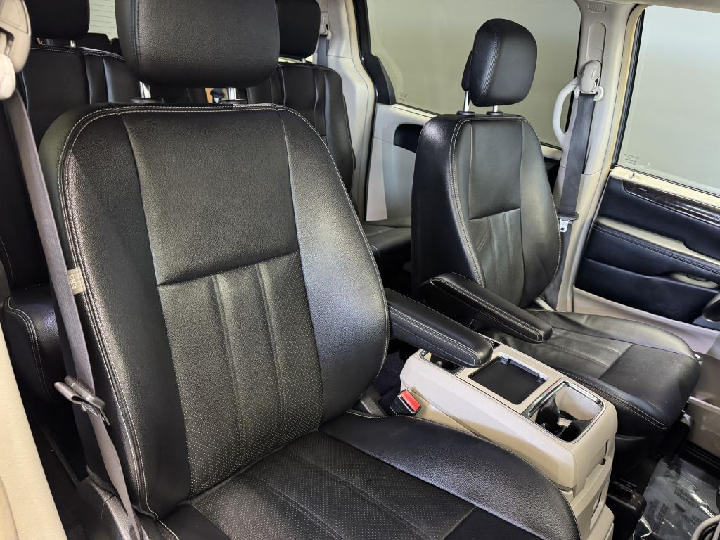 2016 Chrysler Town & Country Image 23