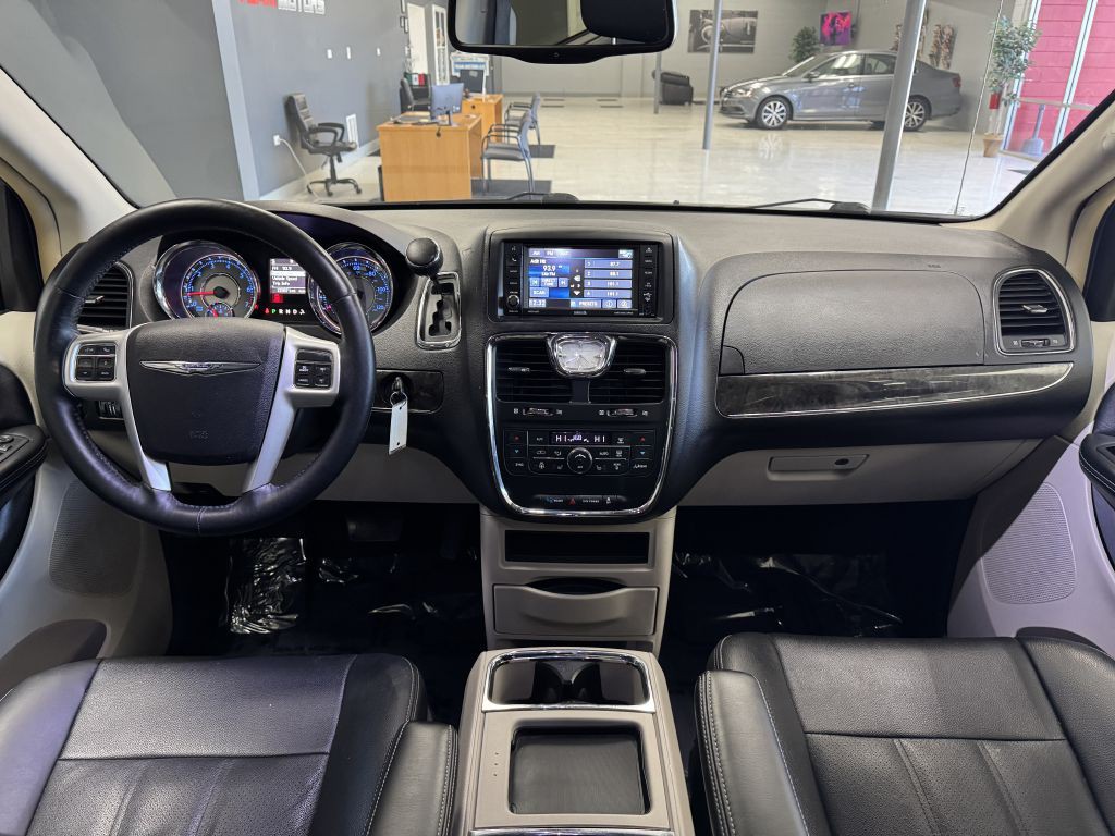 2016 Chrysler Town & Country Image 24