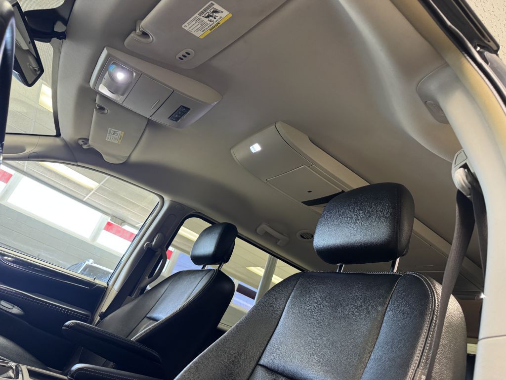 2016 Chrysler Town & Country Image 25