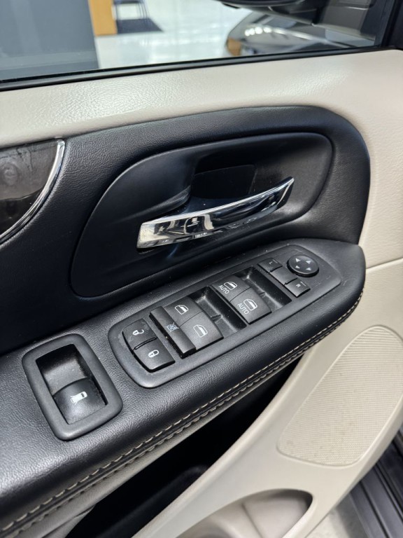 2016 Chrysler Town & Country Image 26