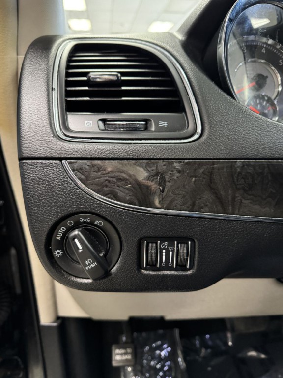 2016 Chrysler Town & Country Image 28