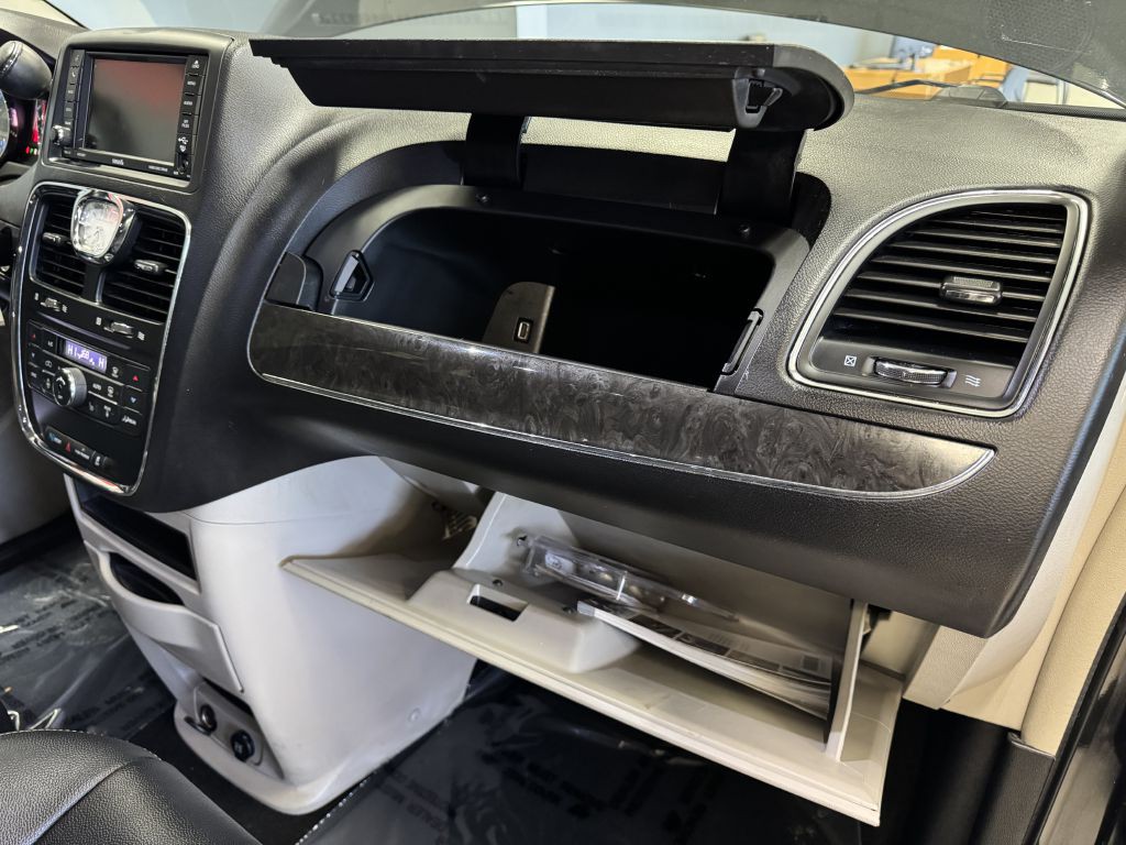 2016 Chrysler Town & Country Image 30