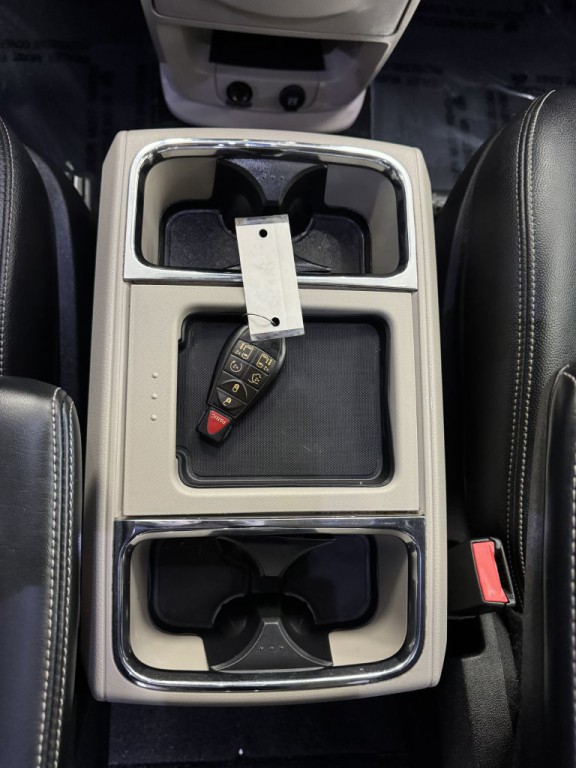 2016 Chrysler Town & Country Image 32