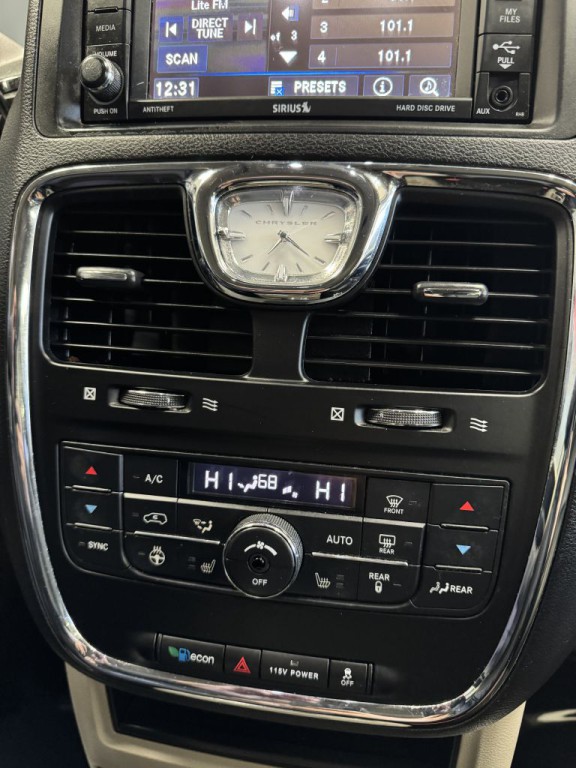 2016 Chrysler Town & Country Image 34