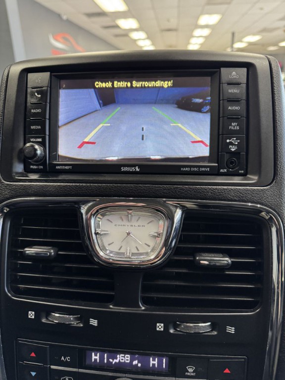 2016 Chrysler Town & Country Image 35