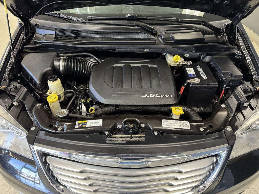2016 Chrysler Town & Country Image 37