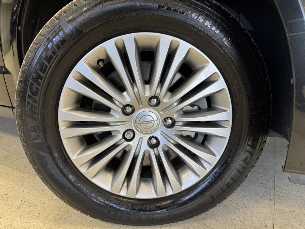 2016 Chrysler Town & Country Image 39